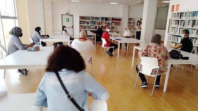 Una actividad de Márgenes y Vínculos en la biblioteca de Algeciras.