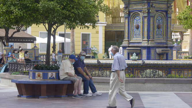 Personas con mascarillas en la Plaza Alta de Algeciras