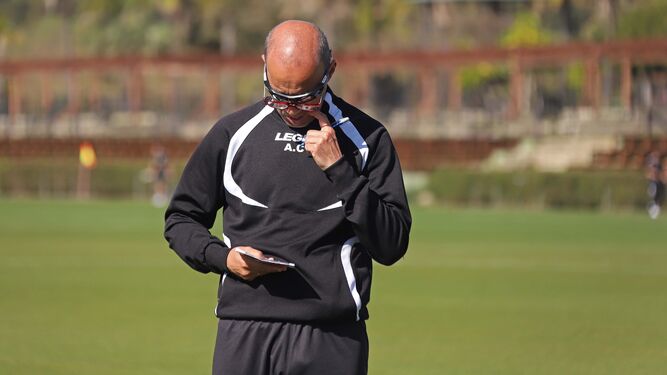 Antonio Calderón consulta sus anotaciones durante un entrenamiento en el Santa María Polo Club