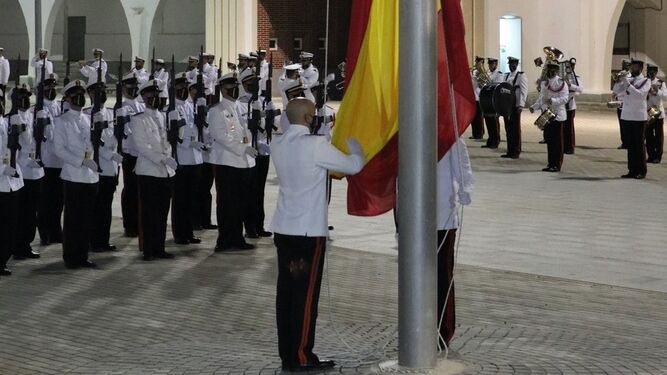 Momento del izado de la bandera en el Cuartel General de Infantería de Marina en San Fernando.