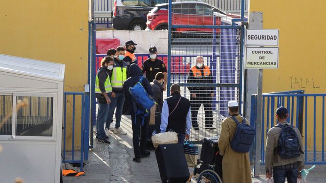 Ciudadanos marroquíes pasan a su país desde Ceuta en una apertura puntual de la frontera.