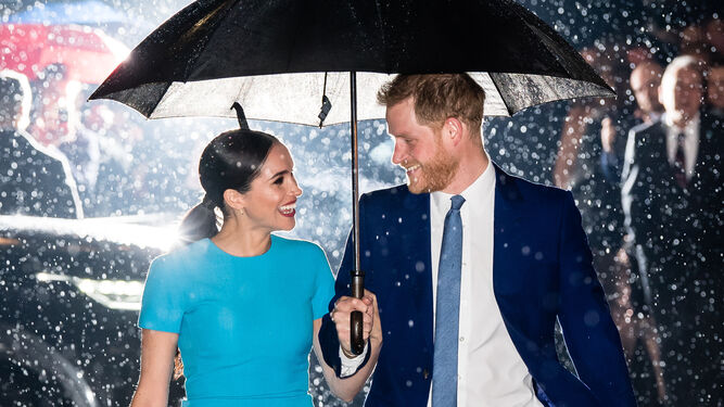 Meghan y Enrique, bajo la lluvia, en un acto oficial antes de su marcha de Londres.