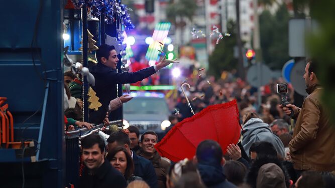 Decenas de personas agolpadas observan la cabalgata de Reyes Magos en Algeciras de este año.