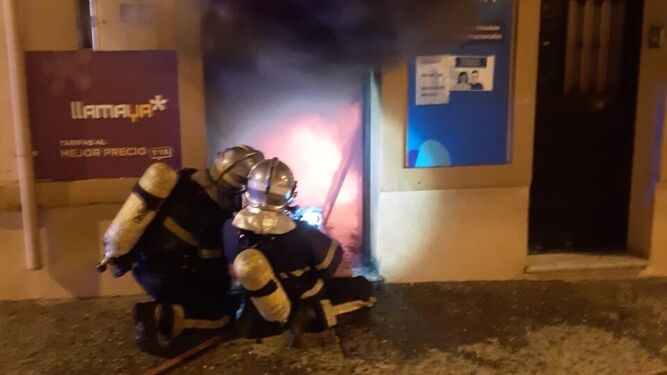 Los bomberos extinguen el incendio en el locutorio de La Bajadilla