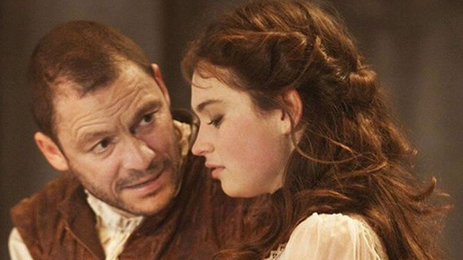 Dominic West y Lily James, en la obra 'Othello'.