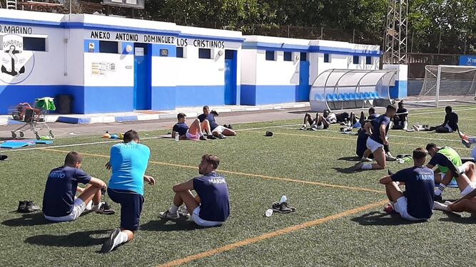 Los jugadores del CD Marino, durante un entrenamiento en el Anexo