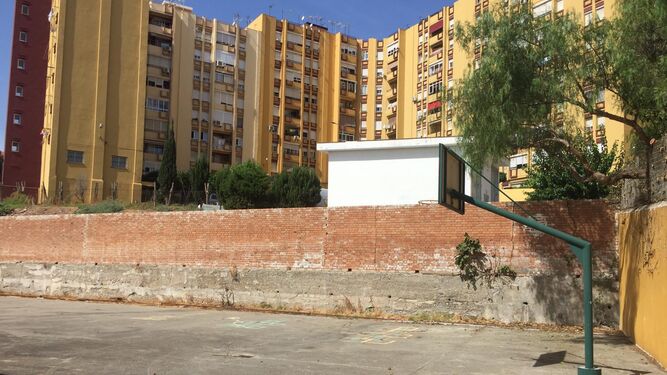 El muro del colegio Campo de Gibraltar que se rehabilitará.