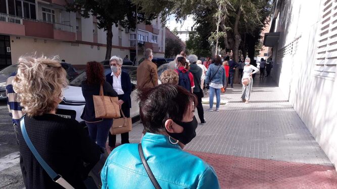 Colas de ciudadanos este lunes para acceder al centro de salud La Paz de Cádiz.