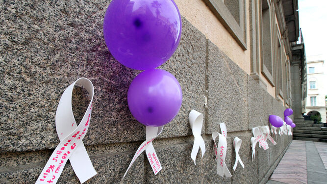 Globos y pancartas en solidaridad con las mujeres que son víctimas de la violencia de género.