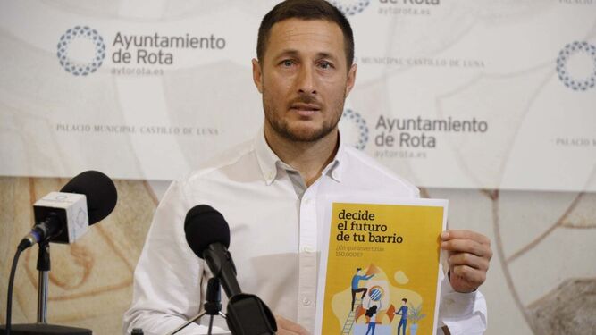 El concejal de Participación Ciudadana, José Antonio Medina, con el cartel anunciador de los nuevos presupuestos.