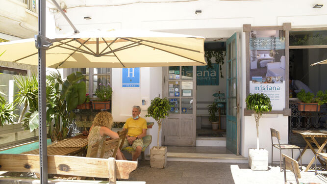 Clientes en la terraza de un negocio de hostelería en Tarifa.