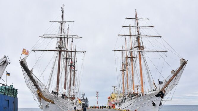El 'Elcano' y el 'Esmeralda', en los actos del V Centenario en Punta Arenas.