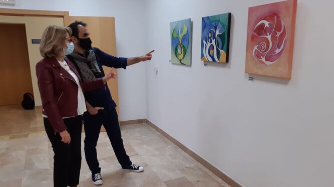 Carlos Soto muestra sus obras a Pilar Pintor.
