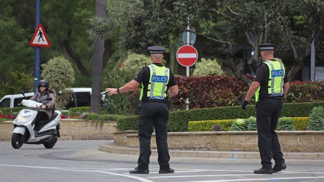 Policías de Gibraltar llevan a cabo un control