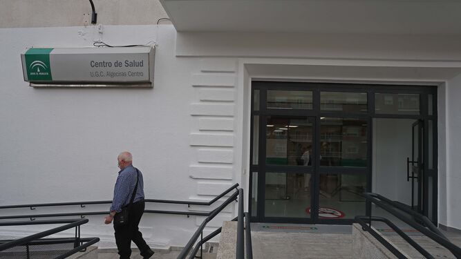 La entrada al centro de salud del centro de Algeciras.