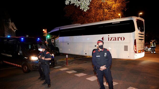 El autobús del Real Madrid a su llegada su hotel de concentración en Barcelona.