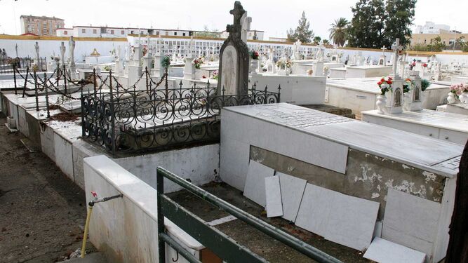 La imagen que ofrece el cementerio de El Puerto, con tumbas afectadas por falta de mantenimiento.