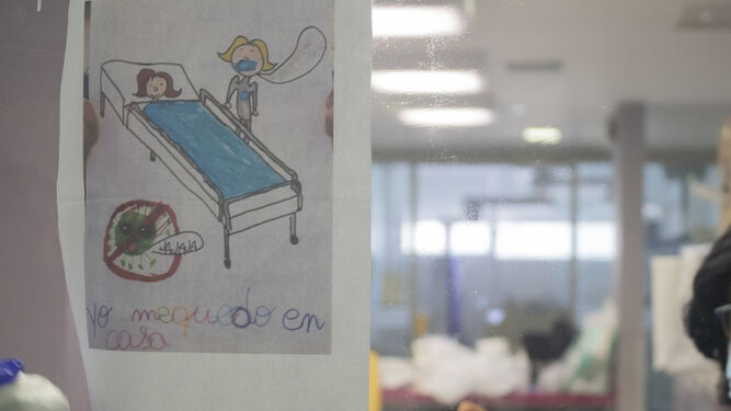 Un dibujo con el lema 'Yo me quedo en casa', en la puerta de la UCI para pacientes Covid.