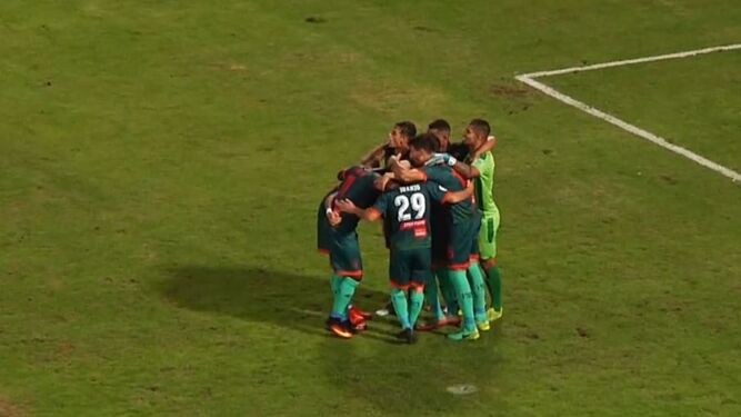 Los jugadores del Algeciras se abrazan tras el triunfo en Huelva.