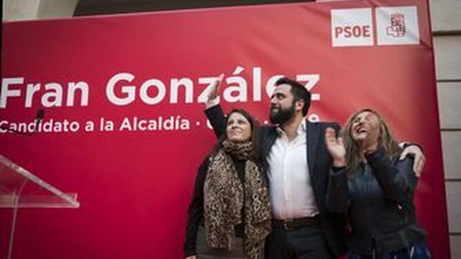 Fran González, entre Adriana Lastra e Irene García el día que fue proclamado candidato a la Alcaldía de Cádiz, en febrero de 2019.