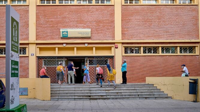 Usuarios en la puerta del Centro de Salud Loreto-Puntales de Cádiz hace unos días.