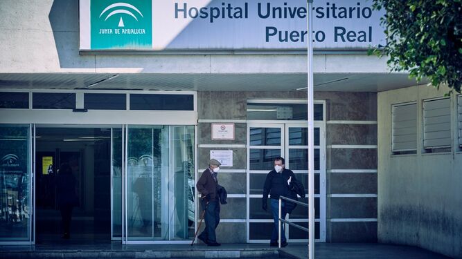 Una de las puertas de acceso al hospital de Puerto Real,  en una imagen del pasado mes de junio.