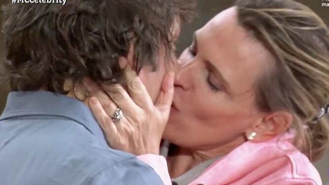 Ainhoa Arteta besa apasionadamente a Jordi Cruz