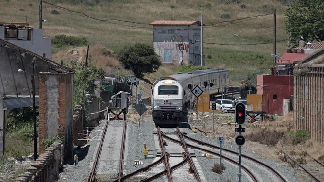 Un tren, en las inmediaciones de la estación de Algeciras.