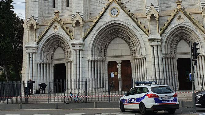Un vehículo de policía frente a la Basílica Notre-Dame de Niza, donde ha muerto acuchillado un hombre.