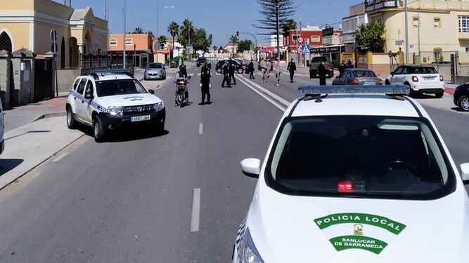 Uno de los controles policiales por el estado de alarma el pasado mes de marzo en Sanlúcar.
