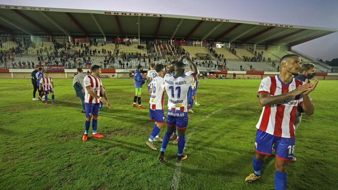 Los jugadores del Algeciras aplauden a los aficionados tras el partido con el Marbella.