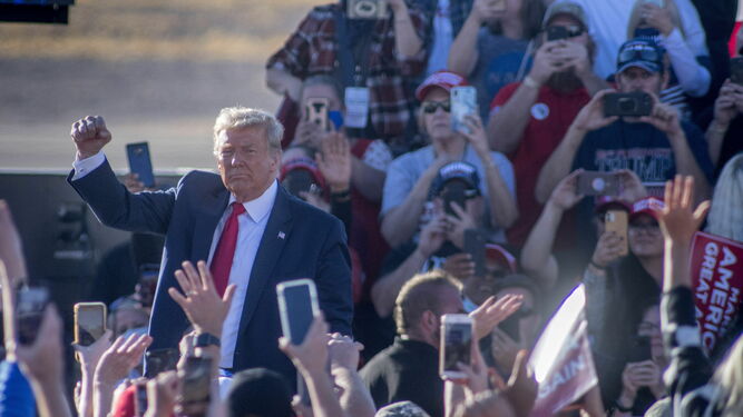 El presidente de EEUU, Donald Trump, se dirige a la multitud tras ser recibido por sus seguidores en el aeropuerto de Phoenix, Arizona, el miércoles.