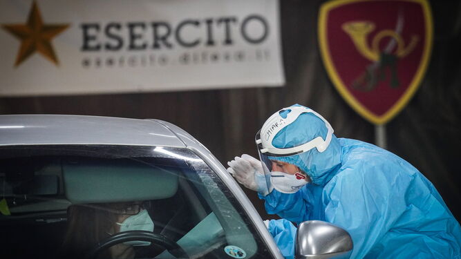 El ejército italiano realiza test masivos para la detección del coronavirus en Caserta.