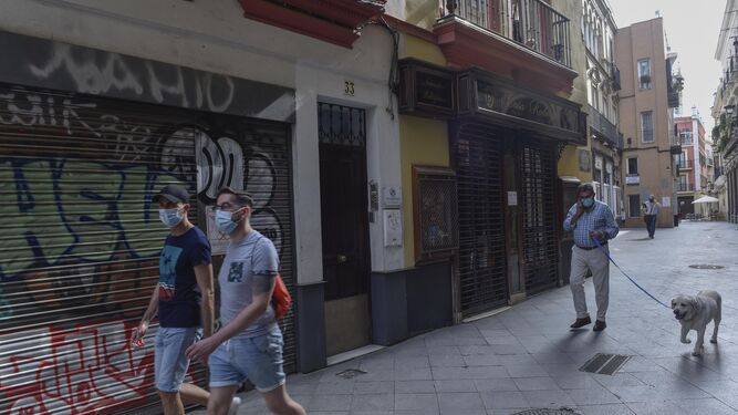 El comercio tradicional de Sevilla se desangra en la calle Francos