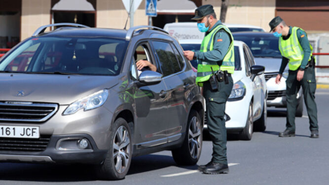 Guardia Civiles en un control de trafico.