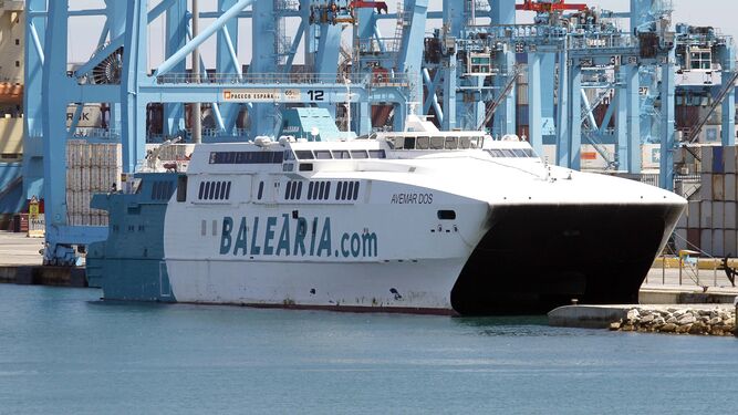 El buque Avemar Dos, de Balearia, en el puerto de Algeciras