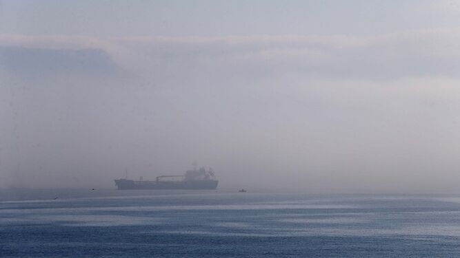 Un buque navega entre la bruma en el Estrecho, este martes.