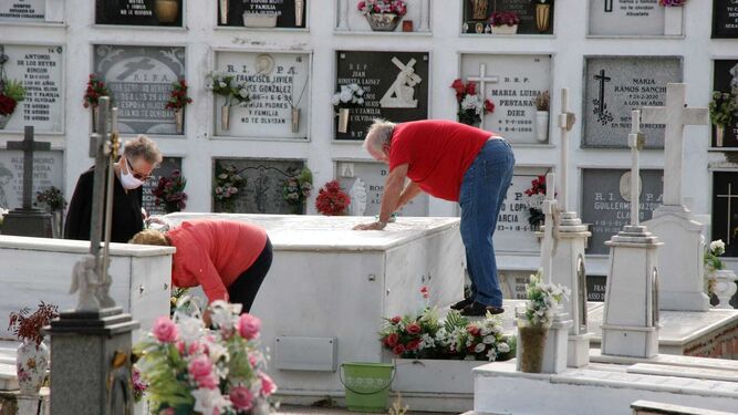 El dispositivo especial habilitado para el control de accesos en el cementerio se ha desarrollado sin incidencias.