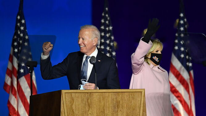 Joe Biden y su esposa en un acto durante la noche electoral.