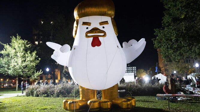 Un globo parodiando a Trump con forma de pollo instalado cerca de la Casa Blanca.