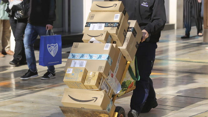 Repartidor con paquetes de Amazon.