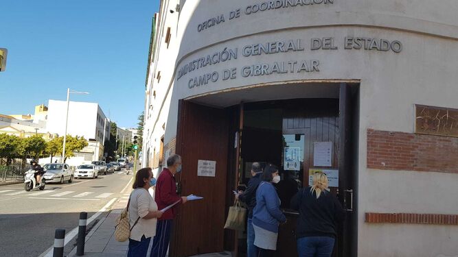 La entrega del escrito de la oficina de la Administración General del Estado en Algeciras.