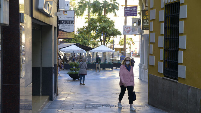 Varias personas circulan por el centro de Algeciras antes del toque de queda.
