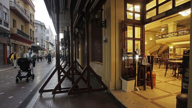 El Café Modelo, en la calle Real de La Línea, se dispone a cerrar poco antes de las 18:00