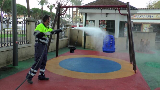 Tareas de desinfección en un parque infantil de San Roque.