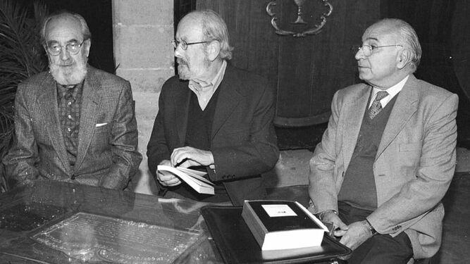 Angel González, José Manuel Caballero Bonald y Francisco Brines en 1999 en la Fundación Caballero Bonald.
