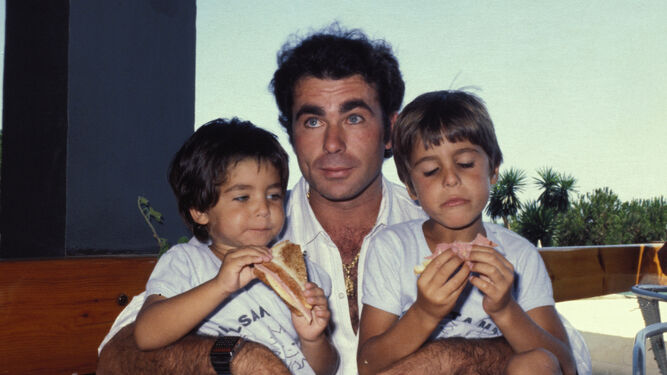 Fran y Cayetano, de pequeños, con su padre, el torero Francisco Rivera 'Paquirri'.