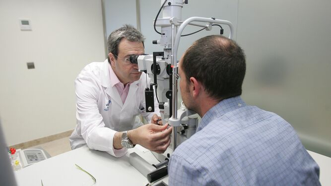 El diagnóstico se confirma mediante una exploración de la retina.