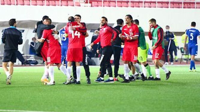 Jugadores y técnicos de la selección de Gibraltar festejan su ascenso sobre el terreno de juego