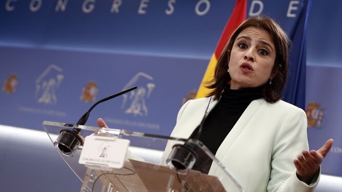 La portavoz del PSOE,  Adriana Lastra, durante la rueda de prensa que ha ofrecido este martes en del Congreso.